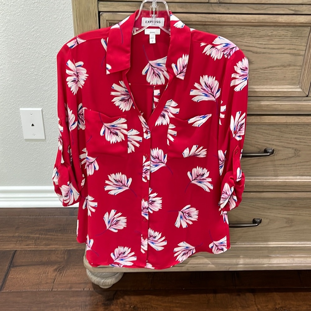 Express Portofino blouse in fun red cream and pink floral print size small.